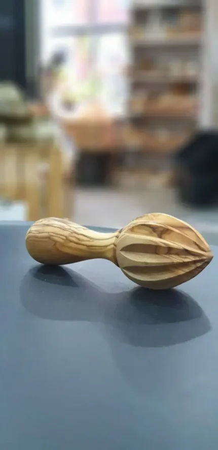 Zitronenpresse aus Olivenholz handmade