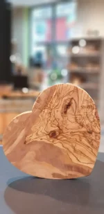 Brettchen in Herzform 24cm Olivenholz