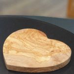 Hartvormig bord 21cm olijfhout