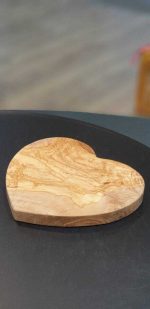 Brettchen in Herzform 21cm Olivenholz