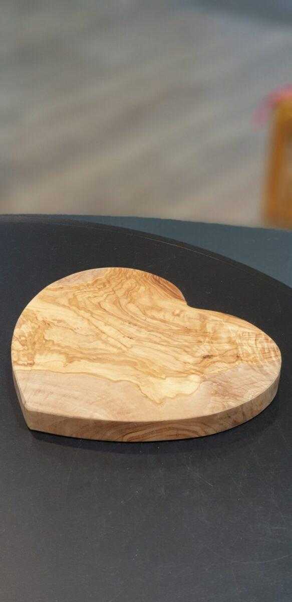 Brettchen in Herzform 21cm Olivenholz
