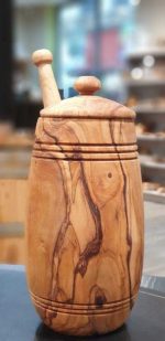 Honigtopf mit Honiglöffel 17cm aus Olivenholz – Bild 2