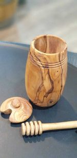 Honigtopf mit Honiglöffel 17cm aus Olivenholz – Bild 3