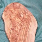 Bord 40cm met groef gemaakt van olijfhout