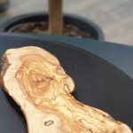 Schorsplank 40cm van olijfhout HANDMATIG