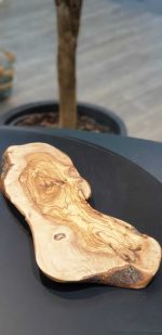 Brettchen mit Rinde 40cm aus Olivenholz HANDMADE
