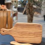 Dunne plank met handvat 26cm gemaakt van olijfhout HANDMADE