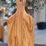 Dunne plank met handvat 29cm gemaakt van olijfhout HANDMADE