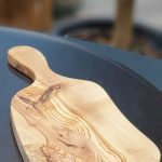 Brettchen mit Griff 35cm aus Olivenholz HANDMADE