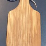 Brettchen dünn mit Griff 22cm aus Olivenholz HANDMADE